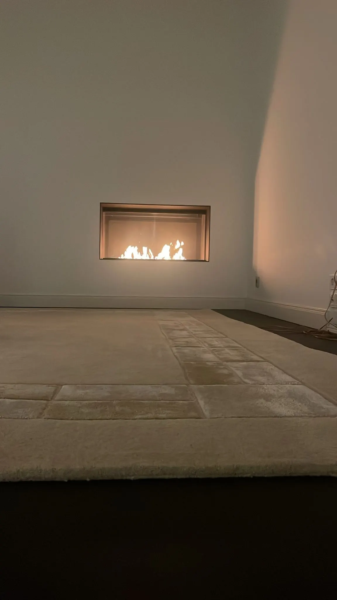 Estancia con chimenea · alfombra crema con relieve tallado en bloques