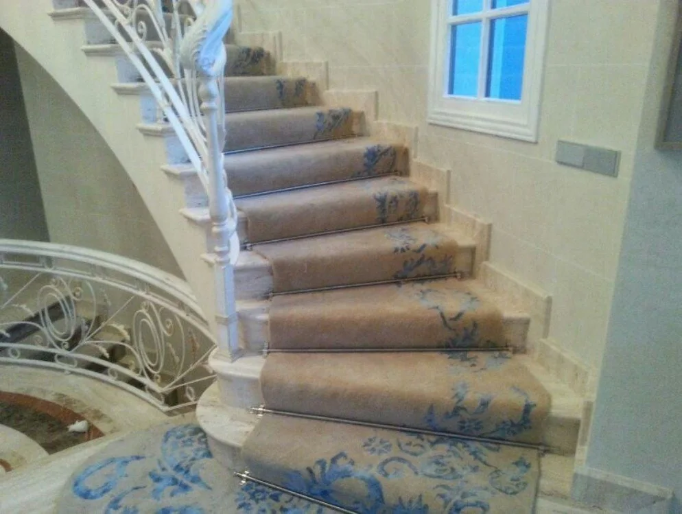 Floral azul en escalera curva