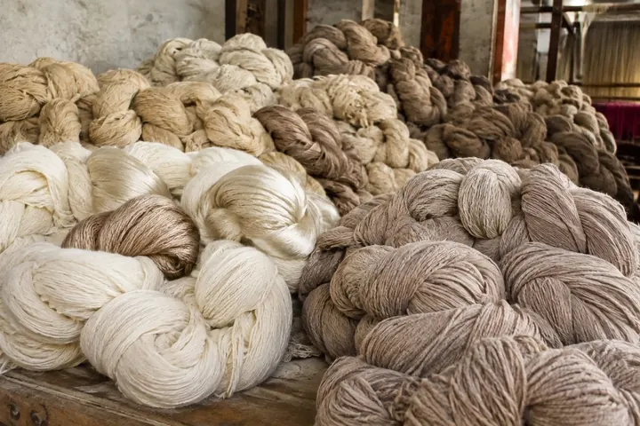 Madejas de fibra natural en tonos crudos
