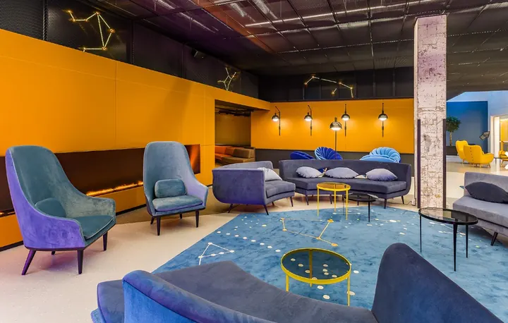Lobby del Hotel Bruno con una alfombra azul de constelaciones doradas