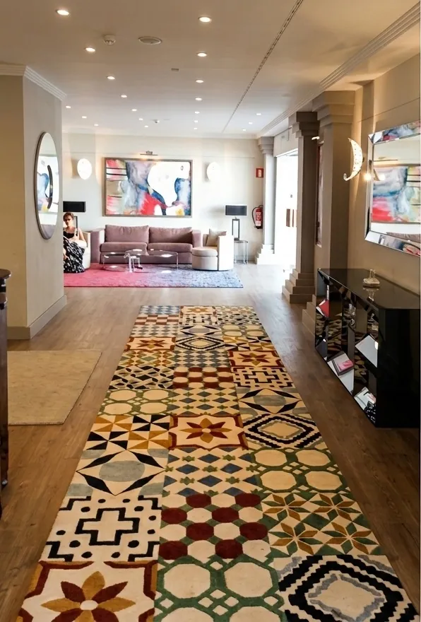 Pasillo del hotel con un corredor de motivos de azulejo en colores